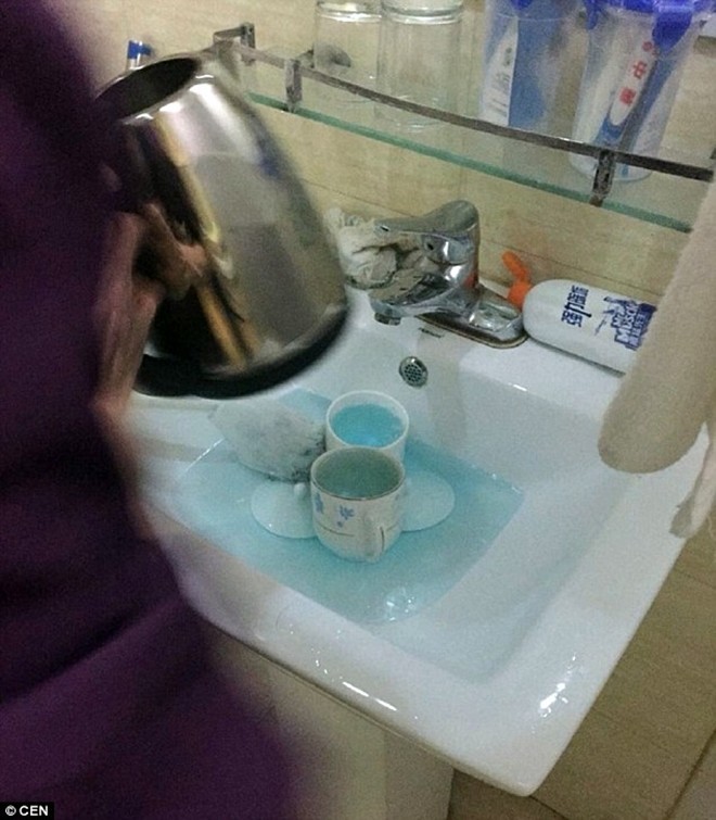 Nhân viên buồng phòng dùng nước rửa toa-lét để rửa chén